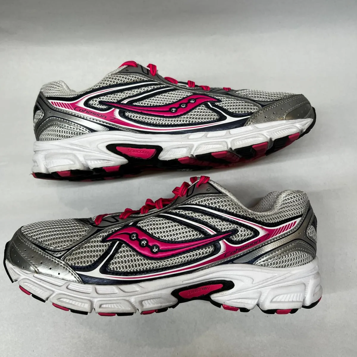 Women's Saucony Cohesion 7 Running Shoe Silver/Pink 9.5 Wide - Preowned