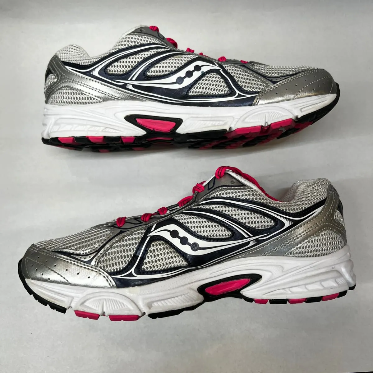 Women's Saucony Cohesion 7 Running Shoe Silver/Pink 9.5 Wide - Preowned